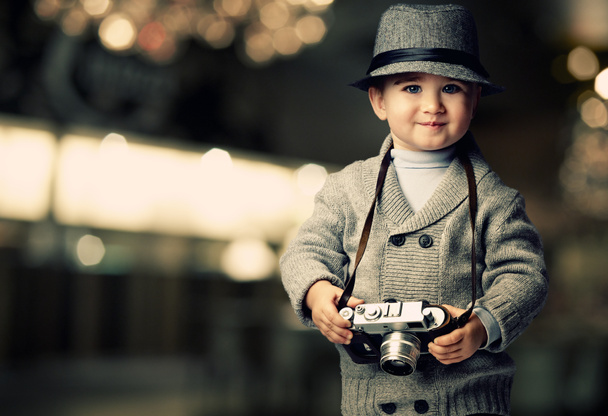 Bébé garçon avec caméra rétro
 - Photo, image