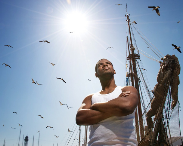 schöner afroamerikanischer Mann gegen Bootsmast. - Foto, Bild
