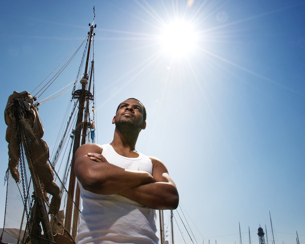 Marinero afroamericano guapo contra barcos
. - Foto, imagen