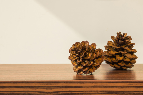 Tannenzapfen auf dem Holztisch - Foto, Bild