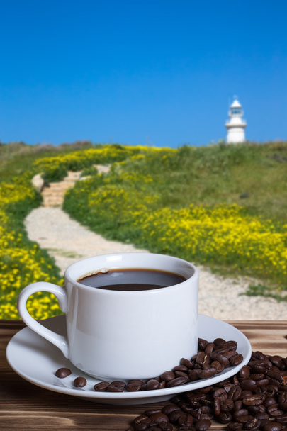 Κόκκους καφέ και καφέ σε λευκό Κύπελλο στο ξύλινο τραπέζι απέναντι από ένα  - Φωτογραφία, εικόνα