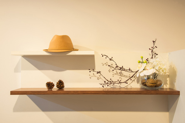 sombrero de damas, piñas y flores con en hormigón de bricolaje
 - Foto, imagen