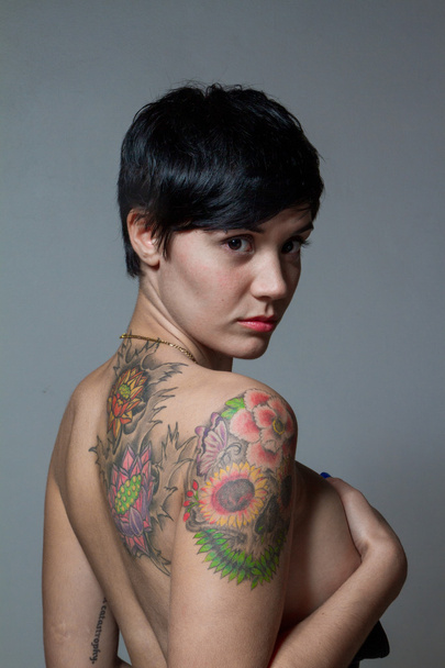  tatouage d'une femme brune aux cheveux courts nue
 - Photo, image