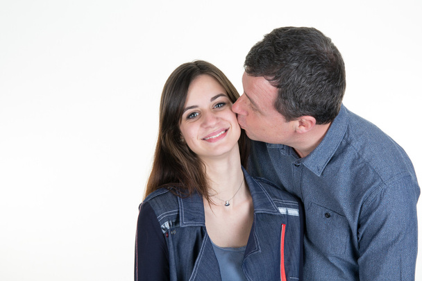 Hombre abrazando a su hija adolescente aislado en blanco
 - Foto, imagen
