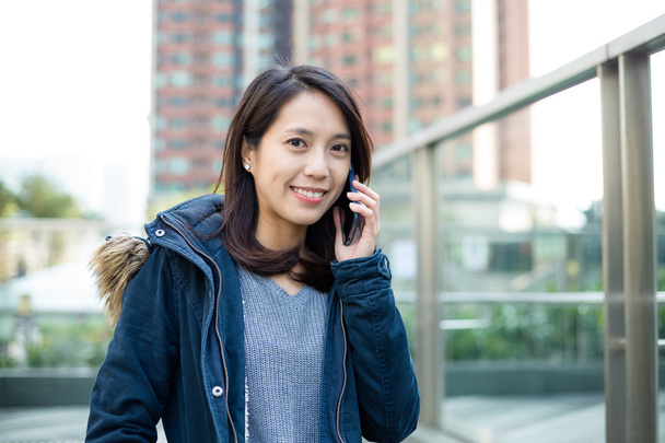 Mulher asiática falando no celular
 - Foto, Imagem
