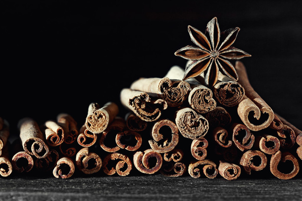Cinnamon sticks and star anise - Foto, afbeelding