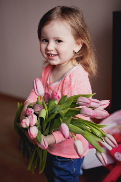 menina sorridente com um buquê de flores
 - Foto, Imagem