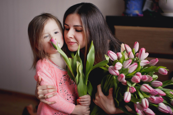 μητέρα και κόρη με λουλούδια - Φωτογραφία, εικόνα