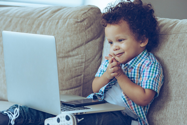 baby boy with laptop at home - Foto, imagen
