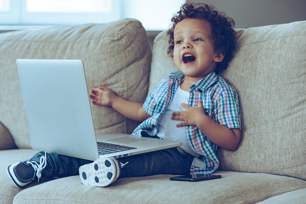 baby boy with laptop at home - Fotografie, Obrázek
