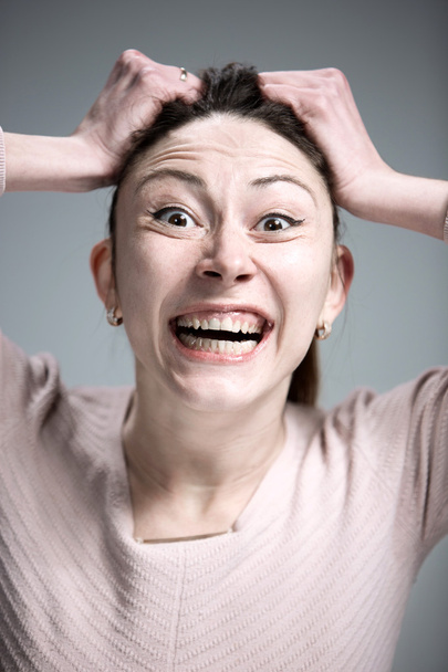 Portret młodej kobiety ze wstrząśniętym wyrazem twarzy - Zdjęcie, obraz