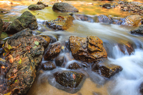 водопад и скалы, покрытые мхом
 - Фото, изображение