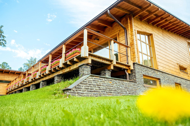 Façade d'une belle maison en bois avec jardin verdoyant - Photo, image