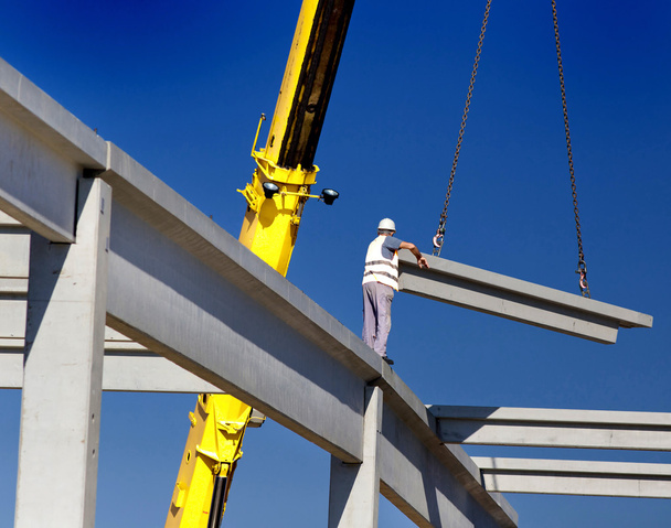 Altura trabajador colocación de truss en la construcción de esqueleto
 - Foto, Imagen