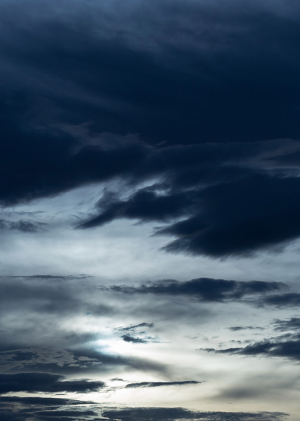 zwarte wolk van duisternis hemel, nachtelijke hemel van halloween achtergrond - Foto, afbeelding