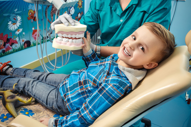 οδοντίατρος δείχνει μια οδοντοστοιχία να το μικρό αγόρι - Φωτογραφία, εικόνα