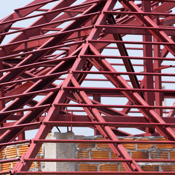 конструктивная стальная балка на крыше жилого дома
 - Фото, изображение