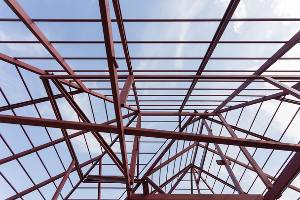 trave strutturale in acciaio sul tetto dell'edificio residenziale
 - Foto, immagini