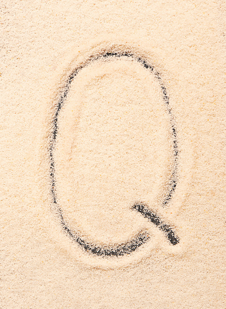 Q letter written on sand - Foto, Imagem