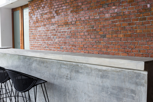 návrh interiéru, bar pult vyrobený z cementu s železnou sedadla  - Fotografie, Obrázek