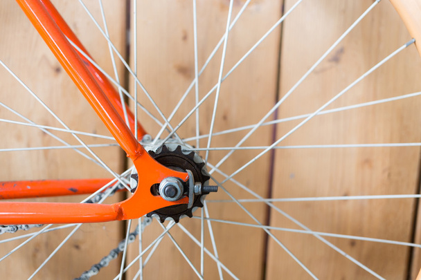 σταθμευμένο ποδήλατο με τοίχου από ξύλο, κοντινό πλάνο εικόνα μέρος του ποδηλάτου - Φωτογραφία, εικόνα