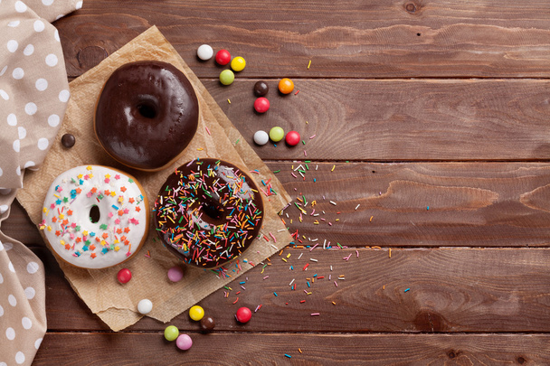Maukkaita donitseja ja karkkeja
 - Valokuva, kuva