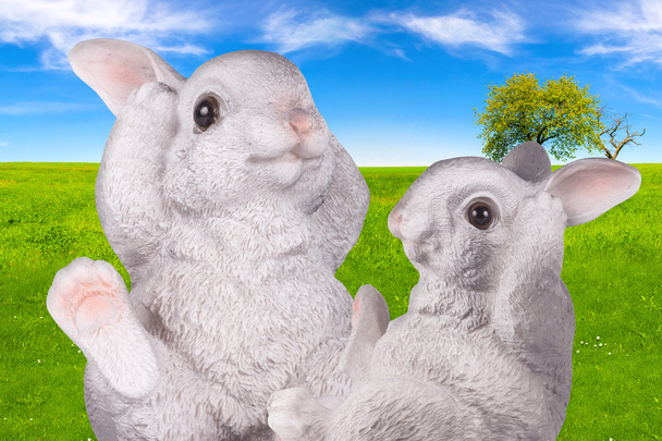 Білі керамічні кролики на природному тлі
 - Фото, зображення