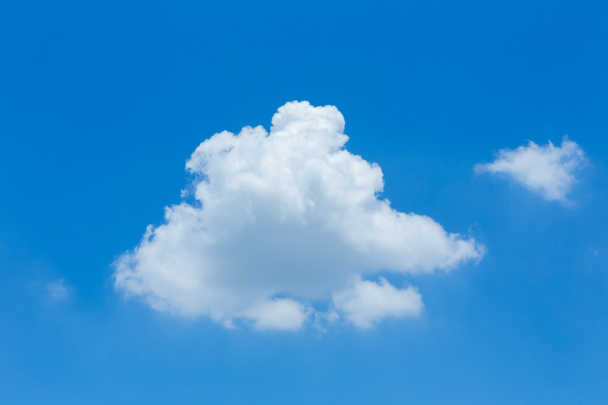 одно облако на ясном голубом фоне неба
 - Фото, изображение