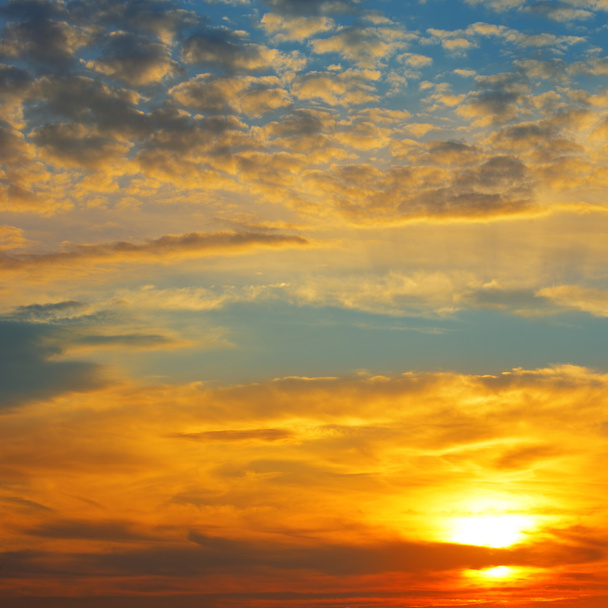 bella alba e cielo nuvoloso
 - Foto, immagini