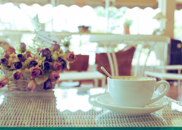 gorąca kawa napój Carmel macchiato, biały kubek na stole - Zdjęcie, obraz