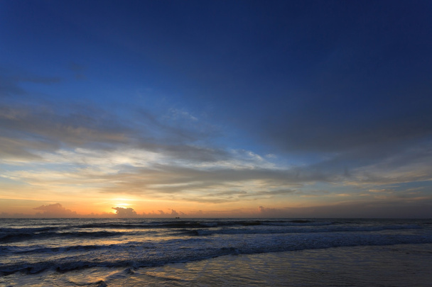 coucher de soleil ciel dramatique avec nuage coloré sur la mer
 - Photo, image