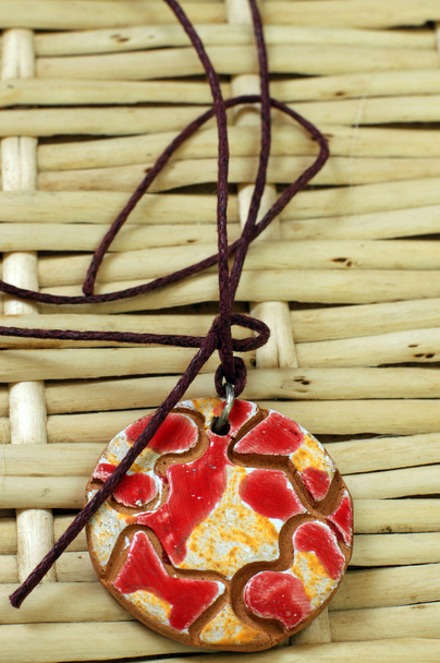 rode en gele klei amulet - Foto, afbeelding