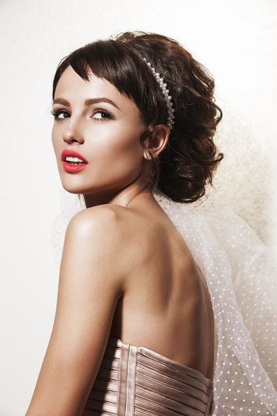 Портрет молодой красивой невесты
 - Фото, изображение