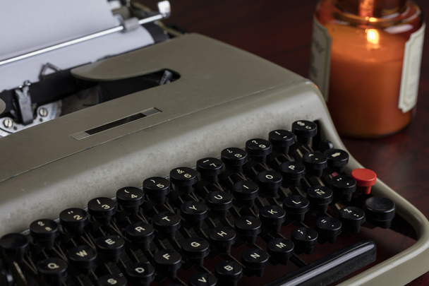 Velha máquina de escrever e papel em uma mesa
 - Foto, Imagem
