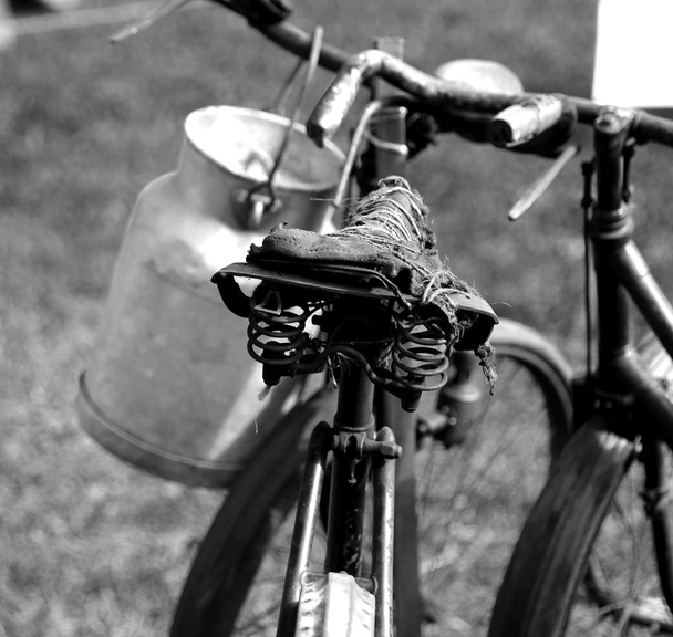 Старий іржавий велосипедів молочар з каністру молока - Фото, зображення