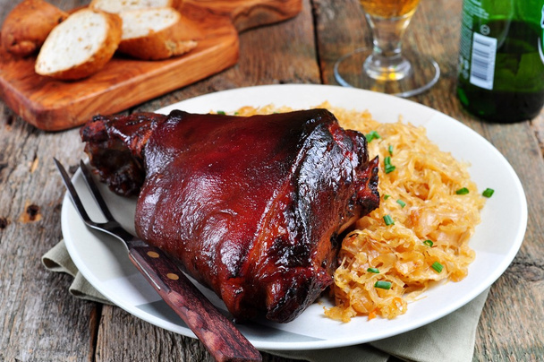 Свиной сустав, запеченный в темном пиве с горчицей и медом
 - Фото, изображение