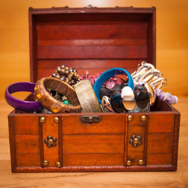 Old wooden chest full of jewelery - Photo, Image
