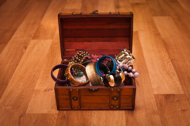 Oude houten kist vol sieraden - Foto, afbeelding