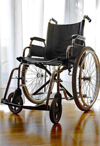 silla de ruedas para el transporte de personas con discapacidad
 - Foto, imagen