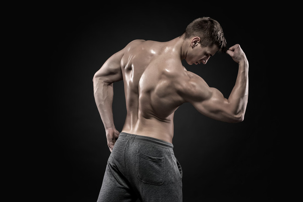 Uomo muscoloso sano su mostrando bicipiti perfetti, tricipiti, vista posteriore
 - Foto, immagini