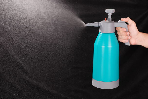 Mão masculina segurando frasco de spray
 - Foto, Imagem