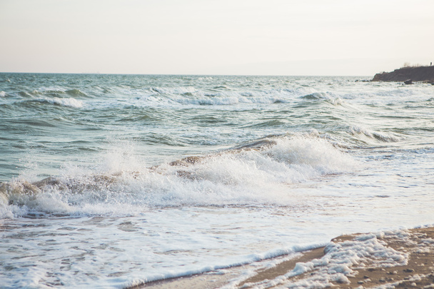 Espuma de olas marinas en la playa de arena
 - Foto, Imagen