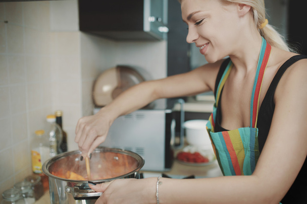 Młoda kobieta przygotowuje zupa dyniowa - Zdjęcie, obraz
