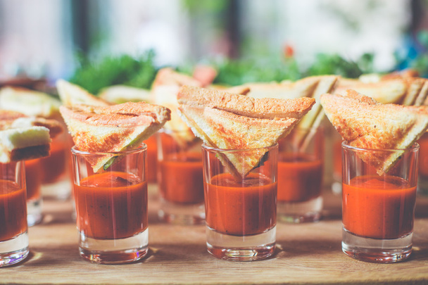 мини бутерброды на стаканах с соусом и суккулентах
 - Фото, изображение