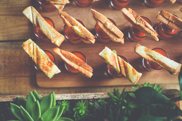міні-бутерброди на соусі окуляри та сукуленти
 - Фото, зображення