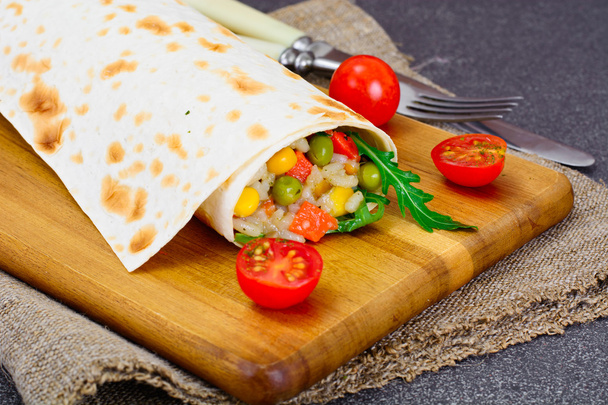 Burrito, Shawarma Lavash com Frango e Legumes
 - Foto, Imagem