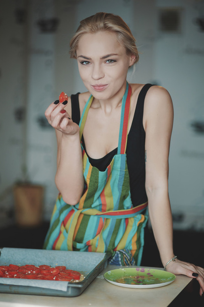 Nainen ruoanlaitto pizza keittiössä
 - Valokuva, kuva