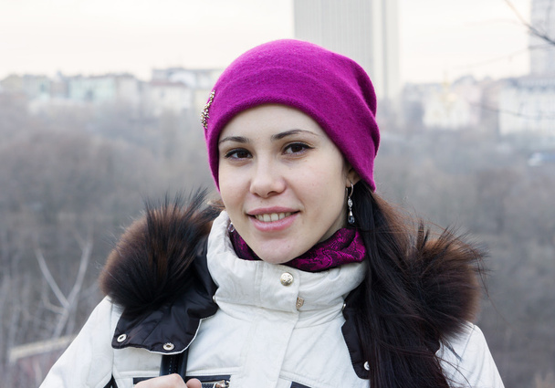 Портрет девушки в фиолетовой кепке
 - Фото, изображение