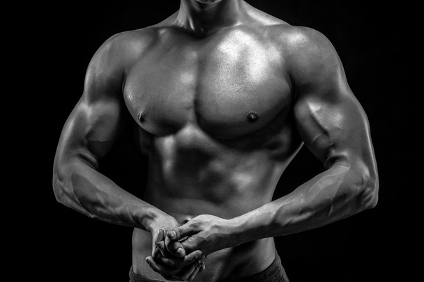 Close-up van man model romp poseren tonen perfect lichaam - Foto, afbeelding