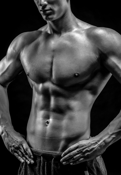 Primo piano di un uomo di fitness potere su sfondo nero
 - Foto, immagini